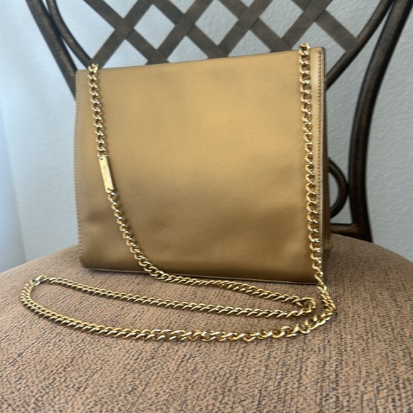 Salvatoree Ferragamo 2 way may gold evening bag. - Picture 3 of 14